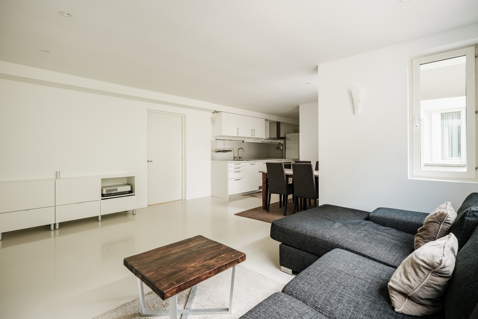 Utleiedelen oppvarmes med vannbåren gulvvarme tilknyttet bergvarmeanlegg og er pt. ikke utleid. Galleribilde