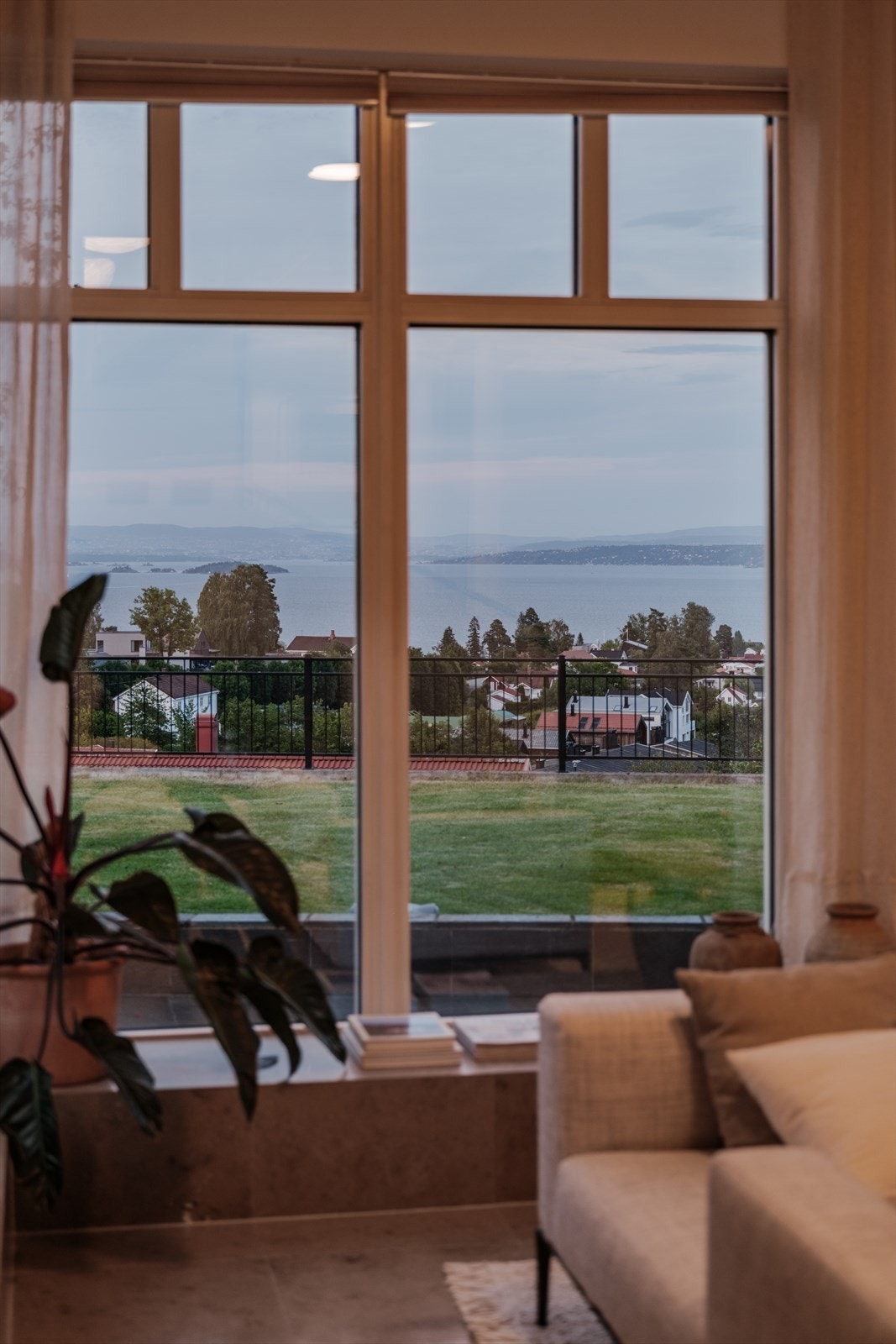 Fra sofaen i stuen kan du nyte den vakre utsikten over sjøen. Galleribilde
