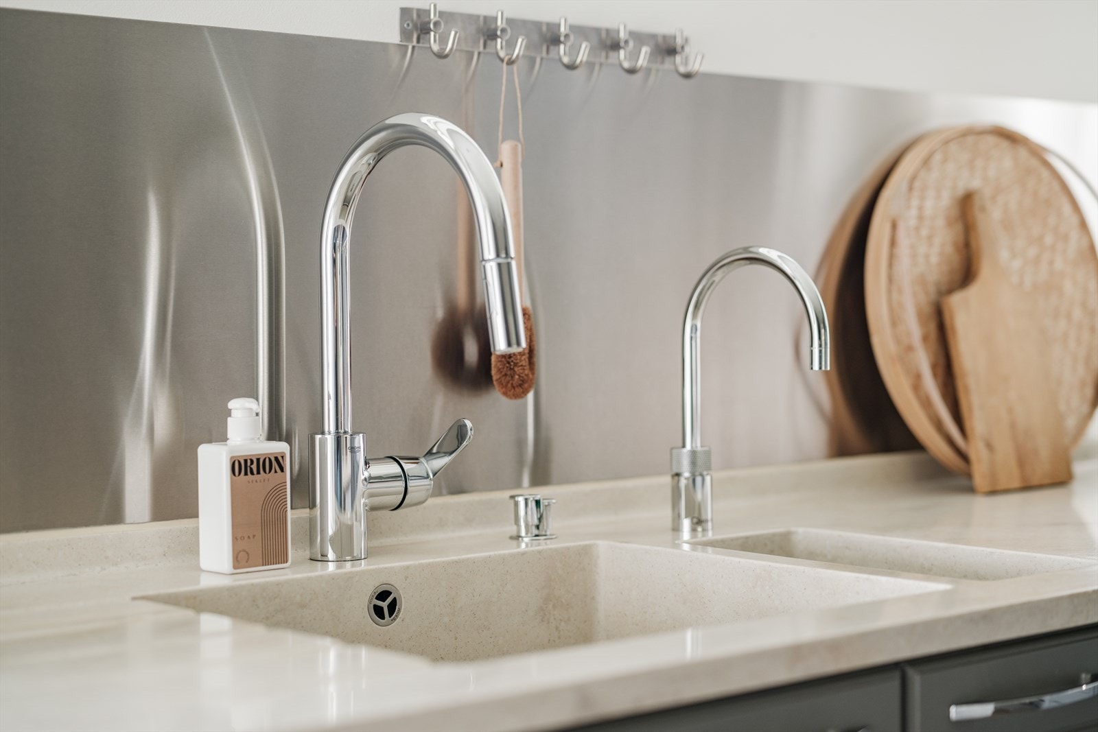 Quooker varmtvannsanlegg er montert i underskap ved vask, og det er aquastopp som stopper vanntilførselen ved vannlekkasje. Galleribilde