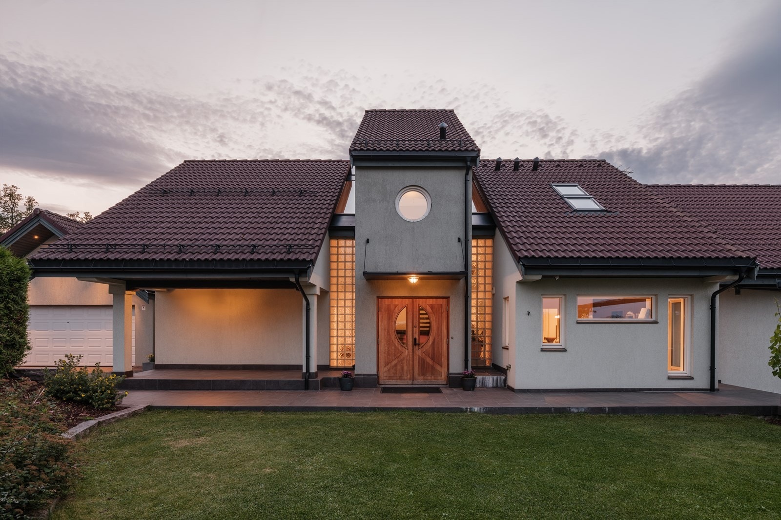 Utvendig er det etablert varmekabler (fra byggeåret) på terrasse mot garasjen, utenfor kjøkkendøren, mellom kjøkken og hovedinngang, samt på plattingen mot øst og ved utgang fra stuen. Galleribilde