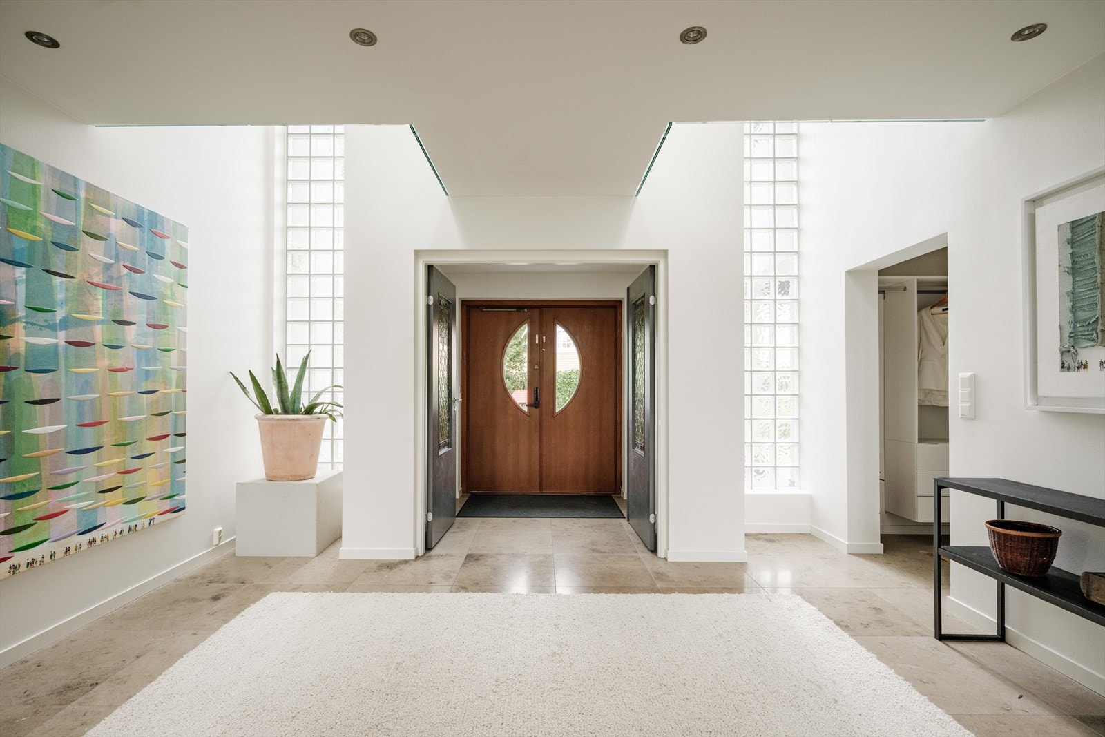 Inngangspartiet åpner til en romslig og luftig hall med delvis åpen himling opp mot 2. etasje. Galleribilde