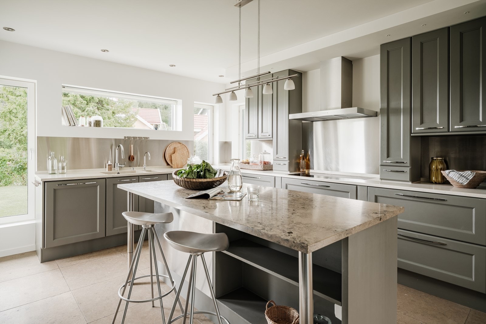 Det er rikelig med skapplass og god arbeidsflate, samt plass til to barstoler ved øyen. Galleribilde