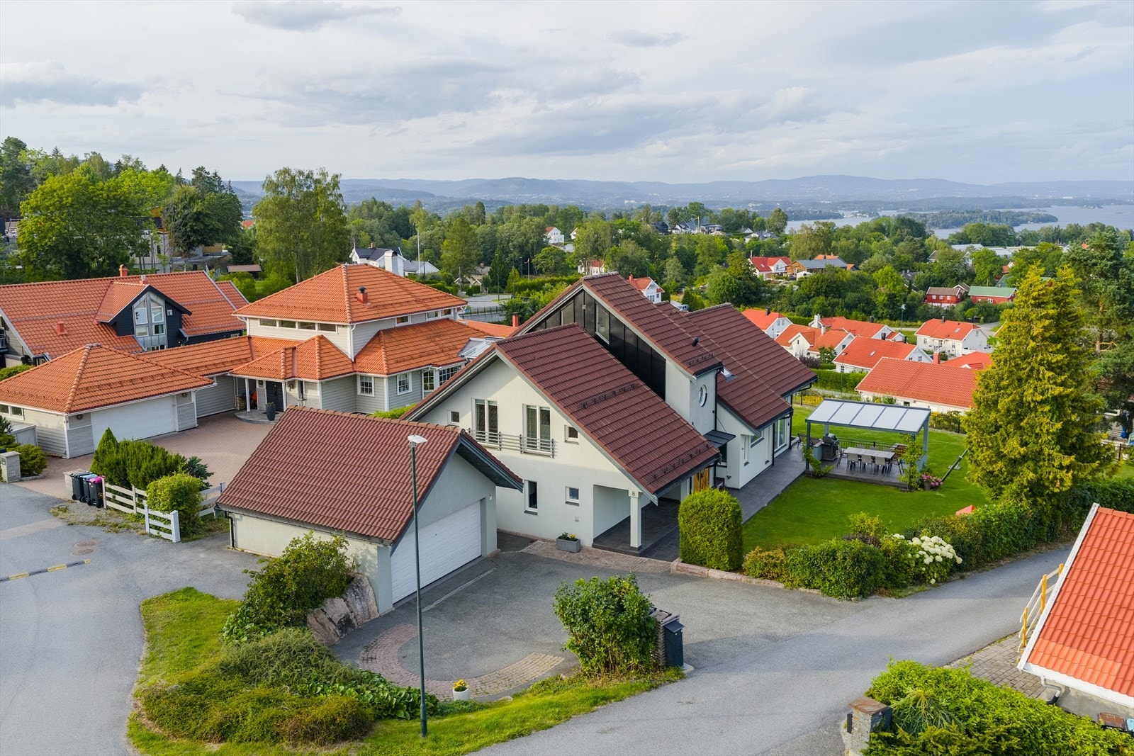 Eiendommen ligger i et idyllisk, veletablert og familievennlig boligområde i Vollen - kjent som Askers Sørlandsperle . Galleribilde