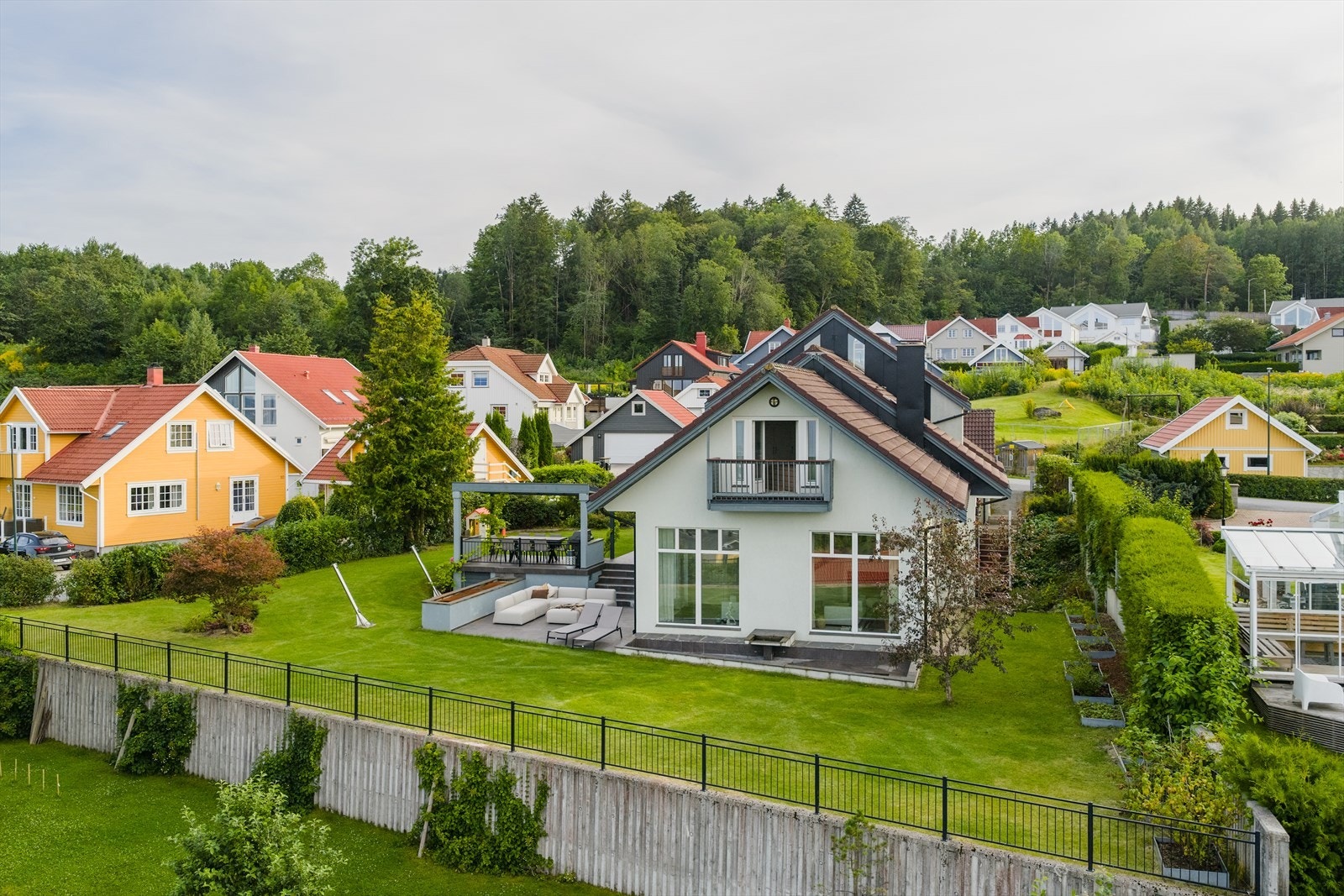 Boligen sogner til Arnestad barneskole og Vollen ungdomsskole, og det finnes også alternativ som Montessori barneskole i nærområdet. Galleribilde