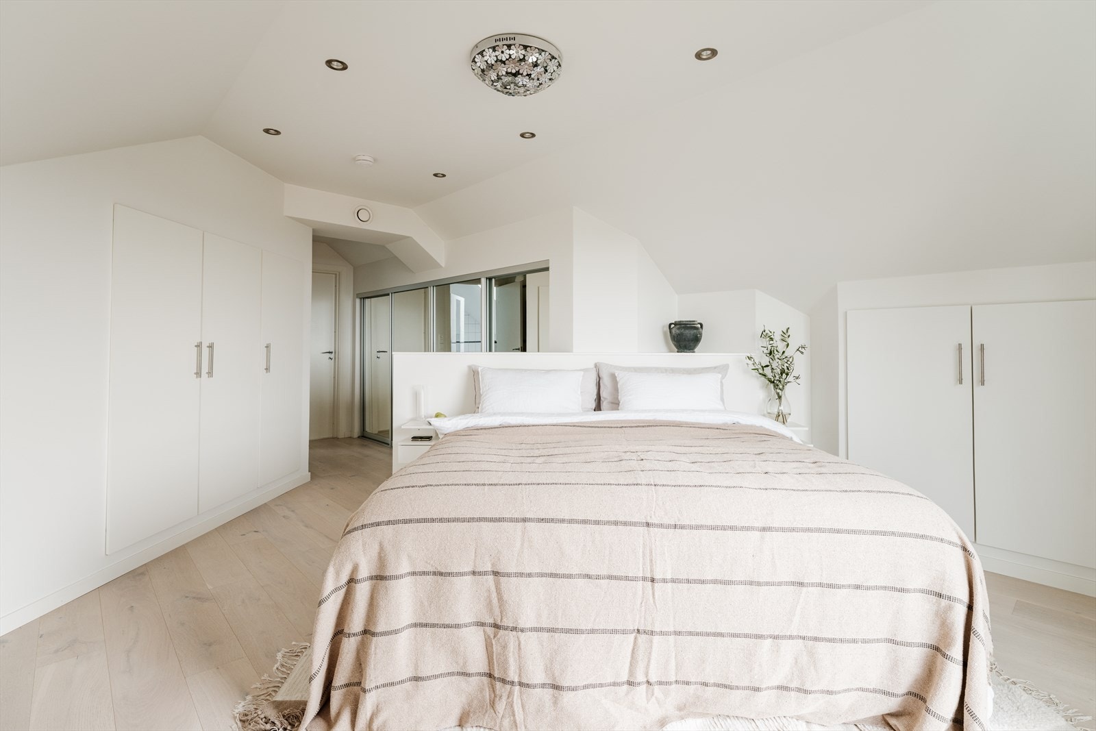 Hoveddelen disponerer tre soverom, alle samlet i samme etasje. Galleribilde