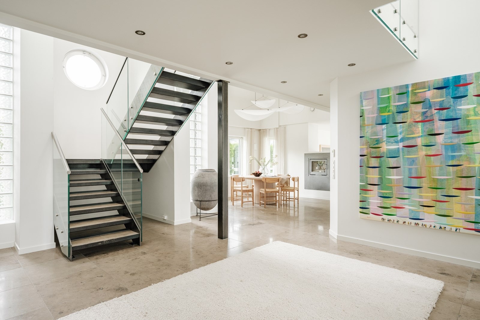 Hallen leder videre til flere oppholdsrom - blant annet to store stuer og en separat spisestue. Galleribilde