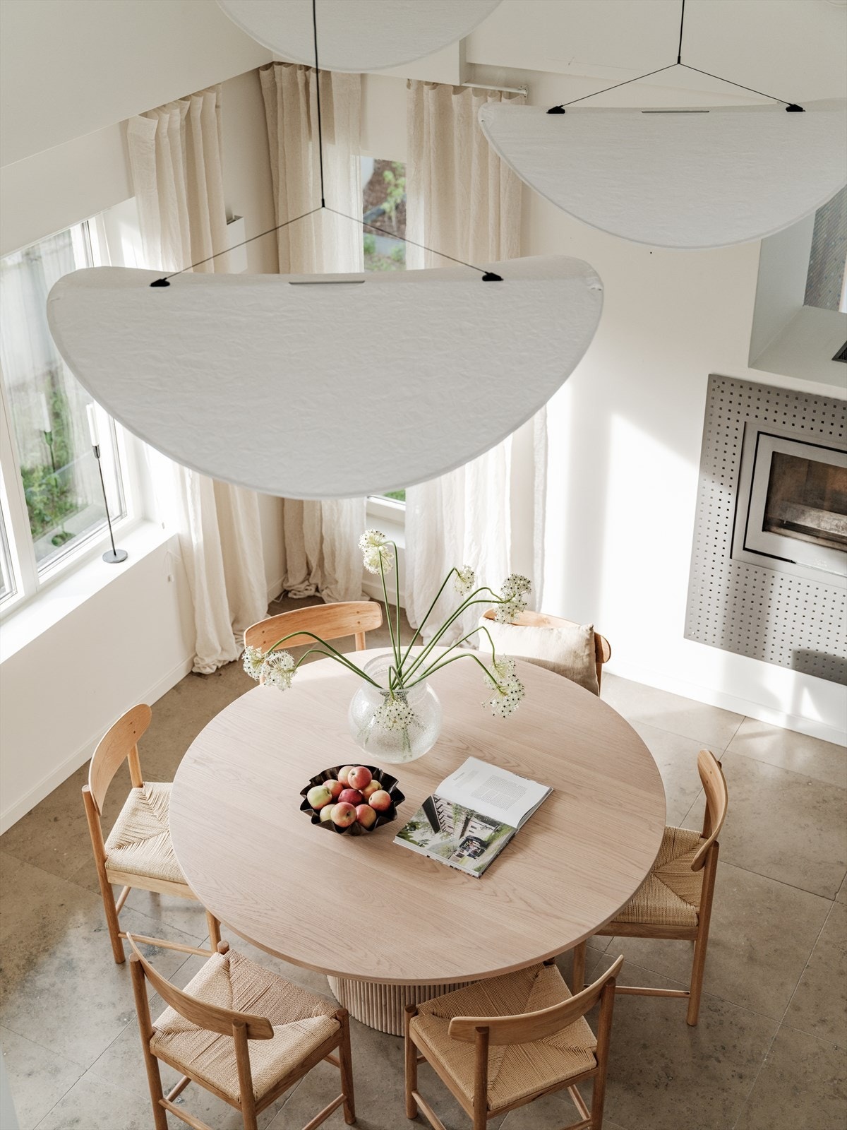 Spisestuen ligger i naturlig tilknytning til kjøkkenet, rett ved en lun, lukket peis, og fikk i 2024 nye wifi-dimmere som gir fleksibel belysning. Galleribilde