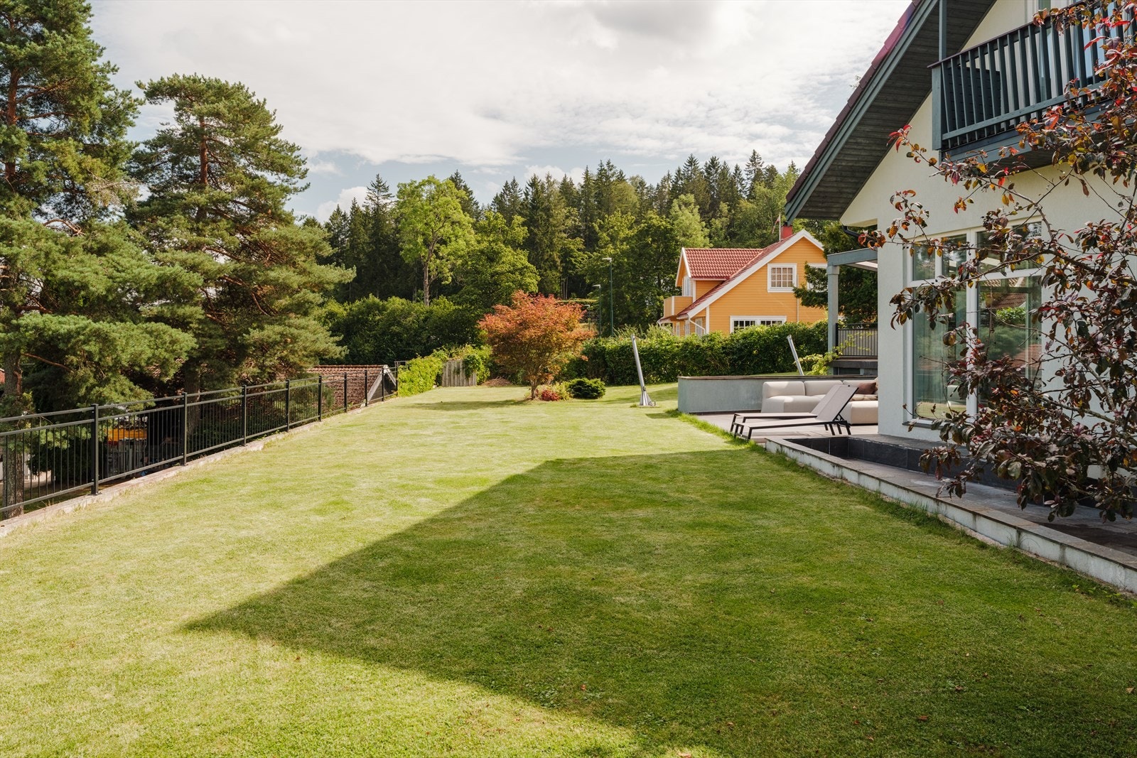 Frodig og grønn hage med god plass til lek, rekreasjon og uteliv. Galleribilde