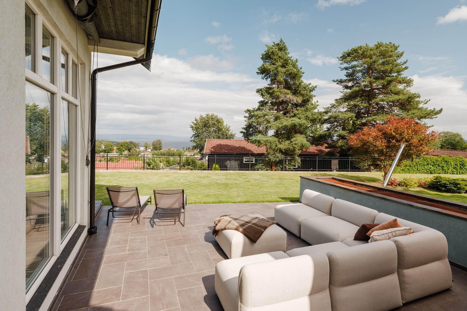 Koselig sittegruppe ute. Et ideelt sted for avslapning og hyggelige stunder. Galleribilde