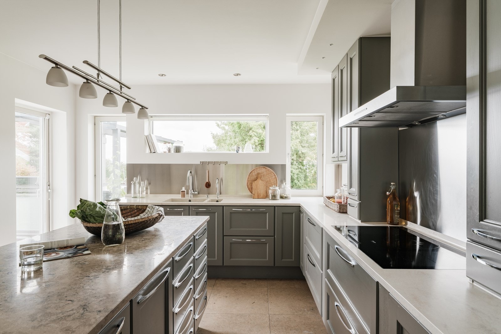 Alle hvitevarer er fra Miele, inkludert kjøl/fryseskap, oppvaskmaskin, bred induksjonstopp, kaffemaskin, mikrobølgeovn og stekeovn. Galleribilde