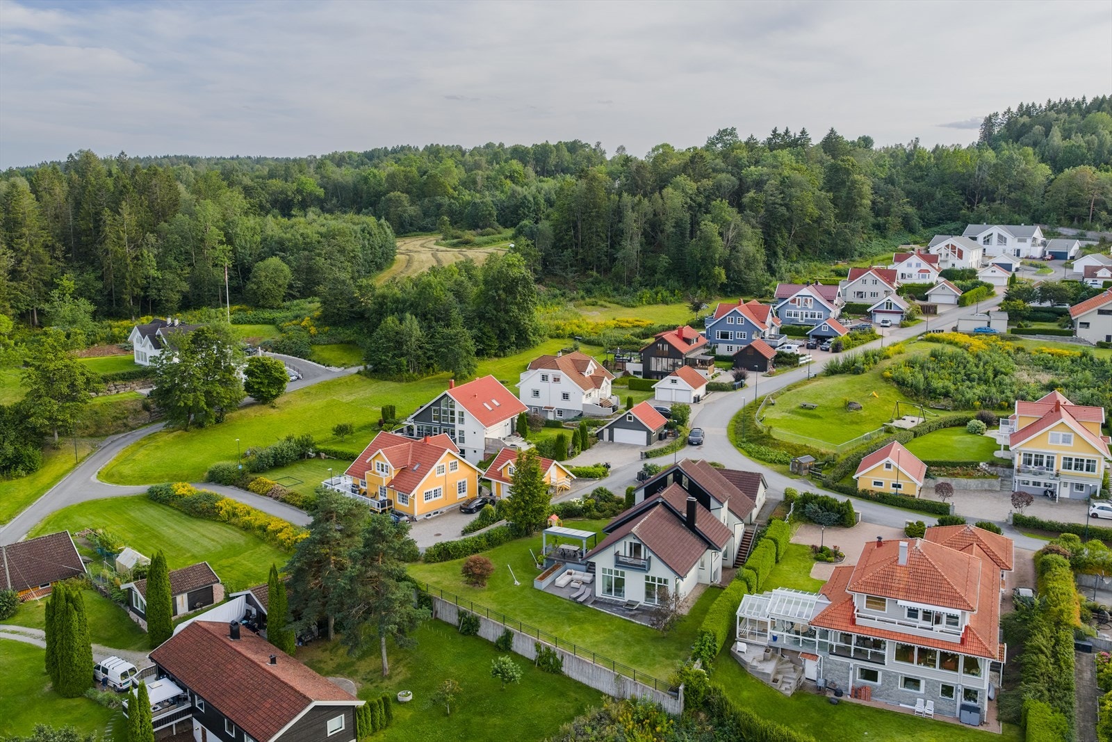Området har gode forbindelser med offentlig transport, inkludert ekspressbuss til Oslo fra Vollen sentrum (ca. 13 minutters gange), samt hurtigbåt til Aker Brygge. Galleribilde