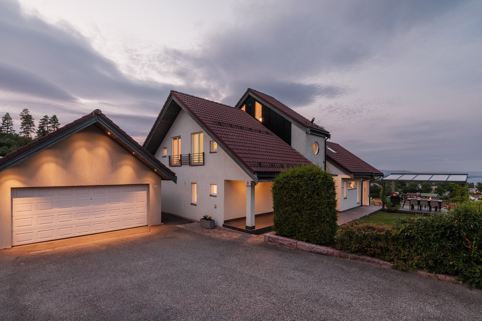 Innbydende enebolig med velholdt murfasade og pent opparbeidet uteområde. Galleribilde