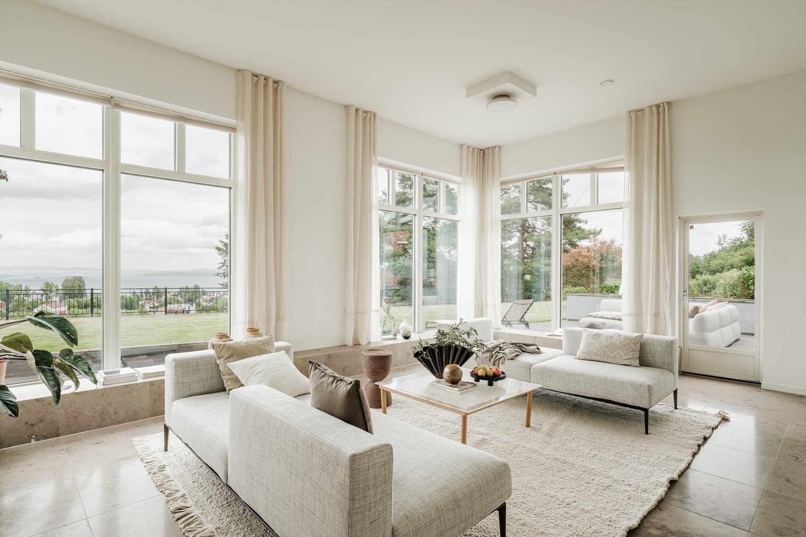 Eiendommen har en majestetisk beliggenhet på en av de flotteste utsiktstomtene i Gislehellinga. Galleribilde