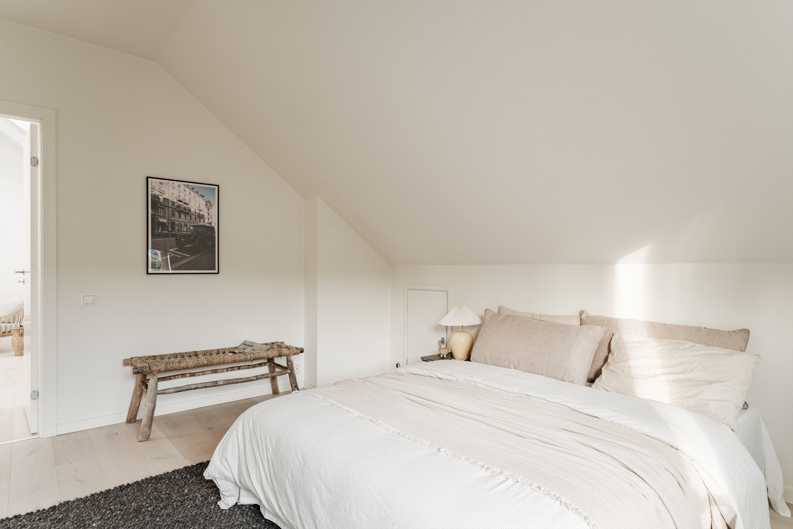 De to øvrige soverommene har plass til dobbeltseng og kan innredes som barnerom, gjesterom eller hjemmekontor. Galleribilde