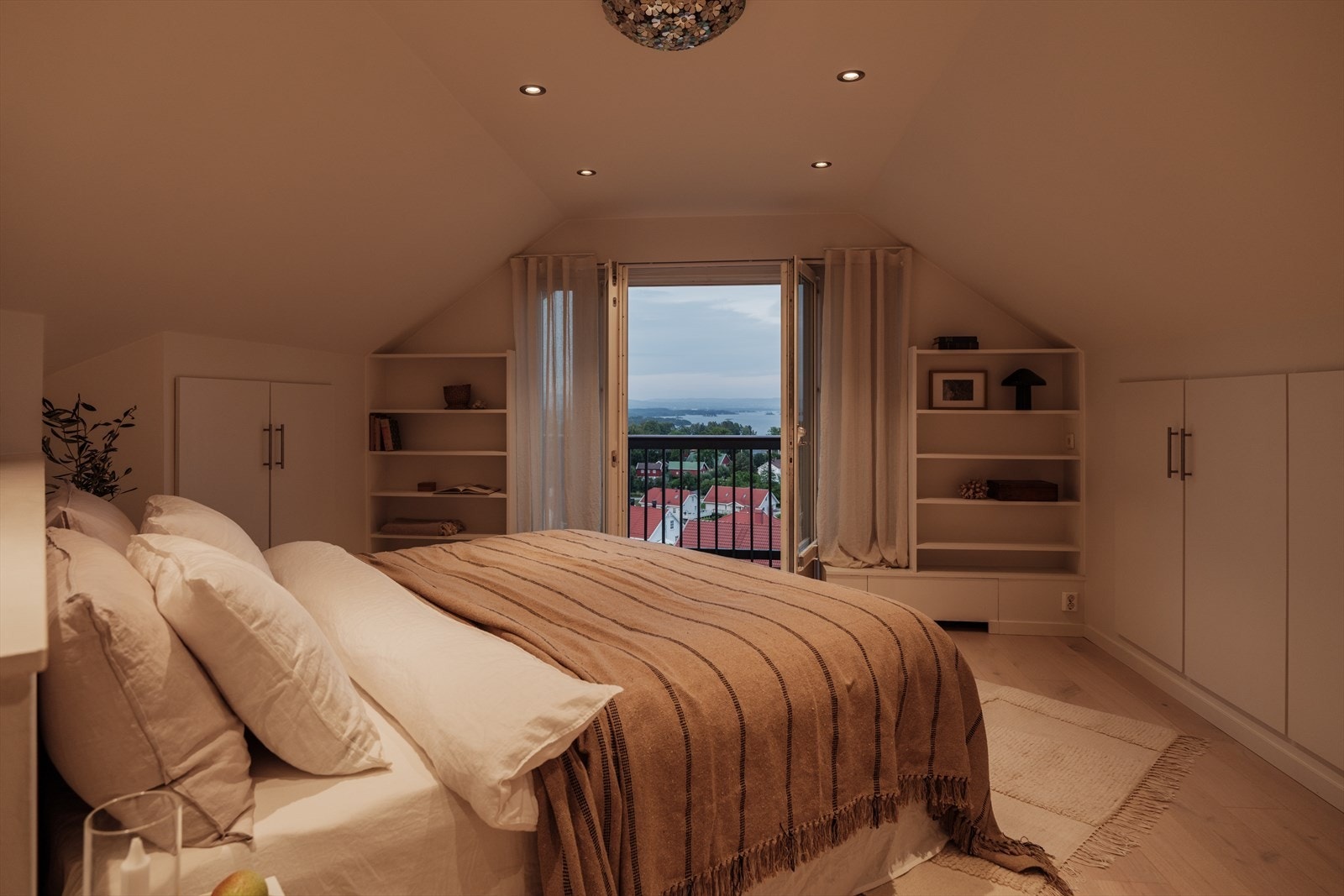 Hovedsoverommet er romslig med plass til dobbeltseng, Galleribilde