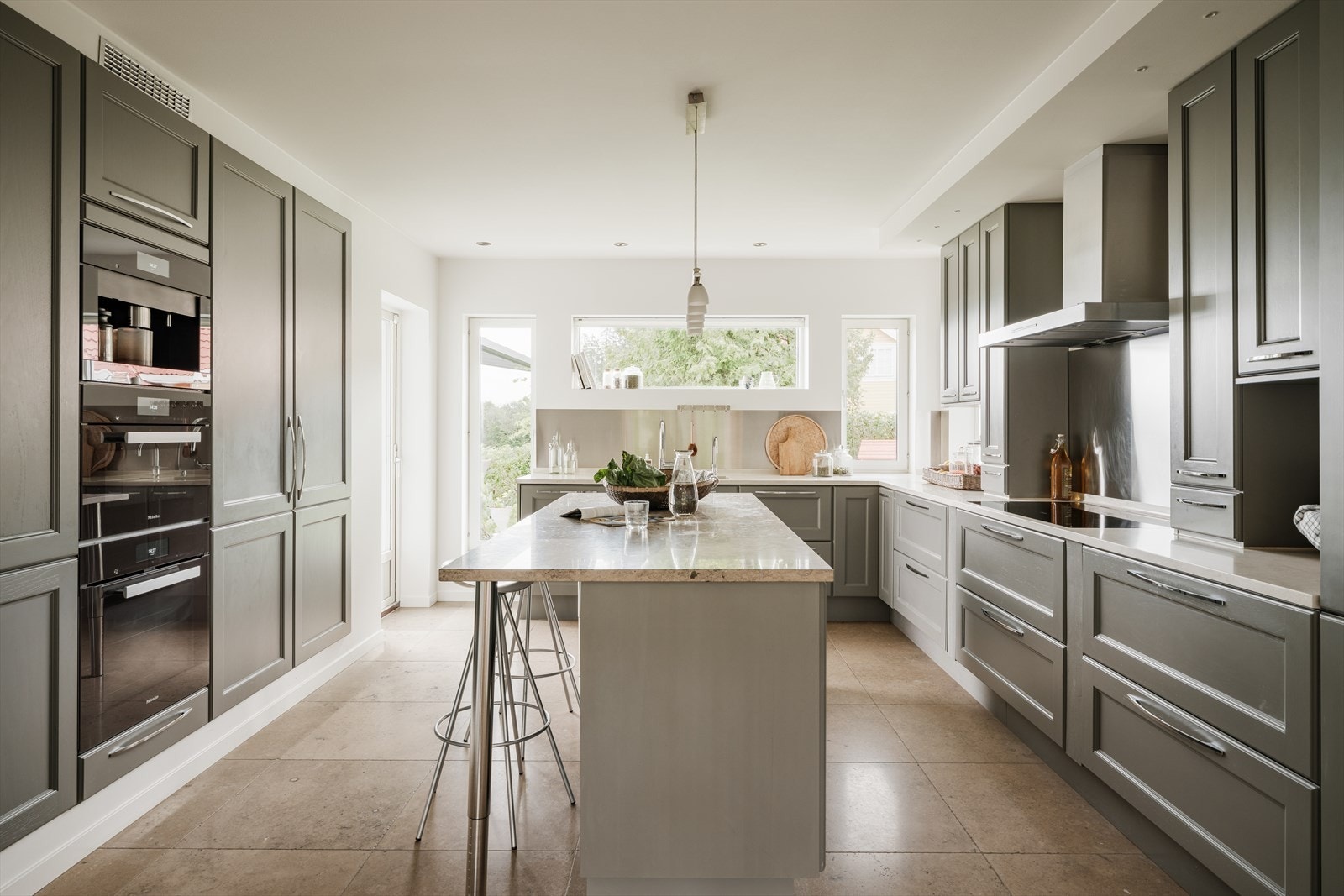 Kjøkkenet ble oppgradert i 2018 med innredning fra Huseby i grå profilerte fronter og to vitrineskap, kombinert med en kjøkkenøy med steinplate i kalkstein og øvrige benkeplater i stein/kompositt. Galleribilde