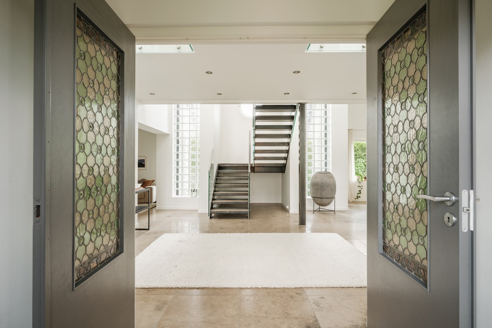 Her er det god plass til garderobeløsning, flislagt gulv med vannbåren varme og lyse vegger som gir et innbydende førsteinntrykk. Galleribilde