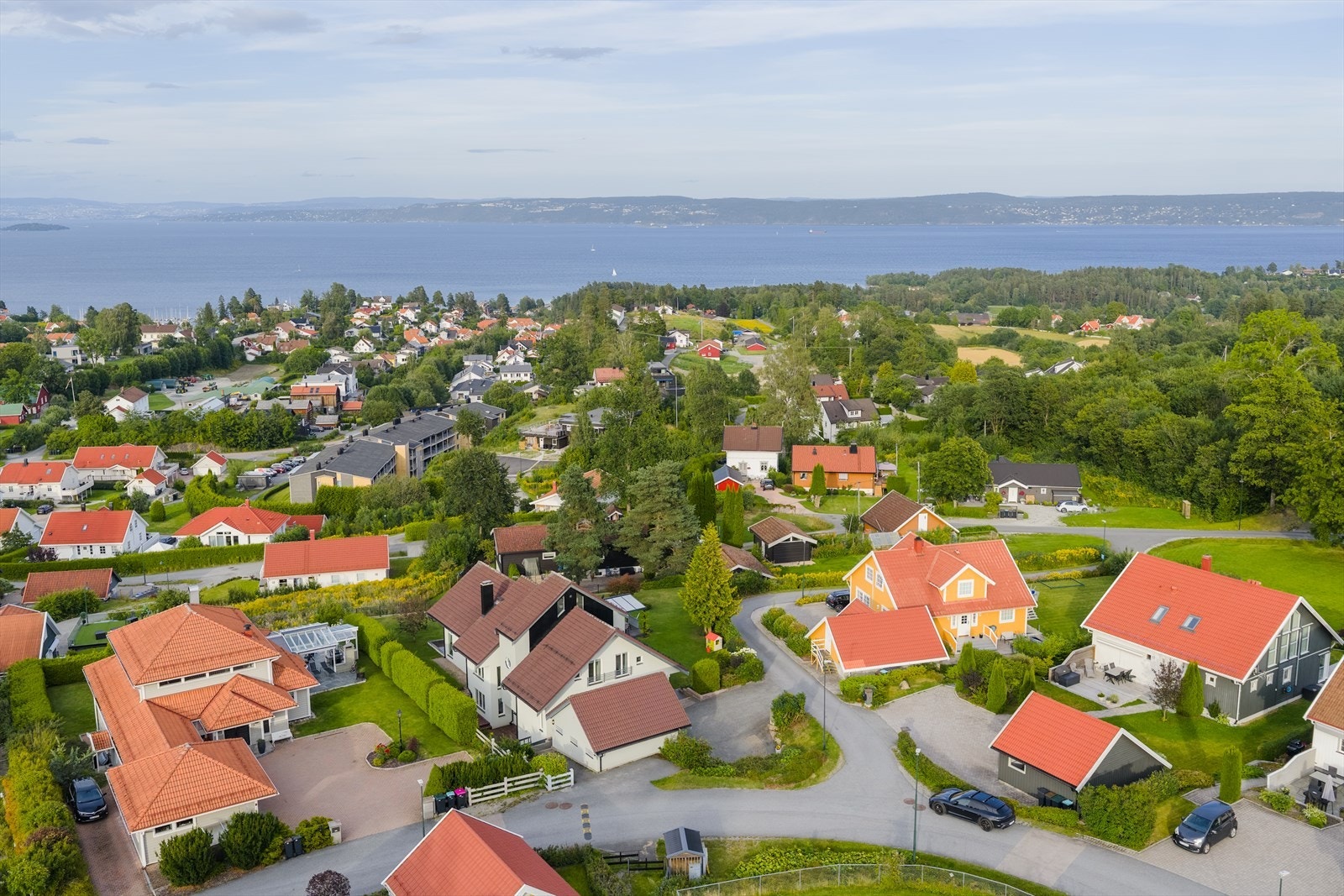 Området er svært barnevennlig og har et eget felles lekeareal med ballplass, lekeapparater og huskestativ. Galleribilde