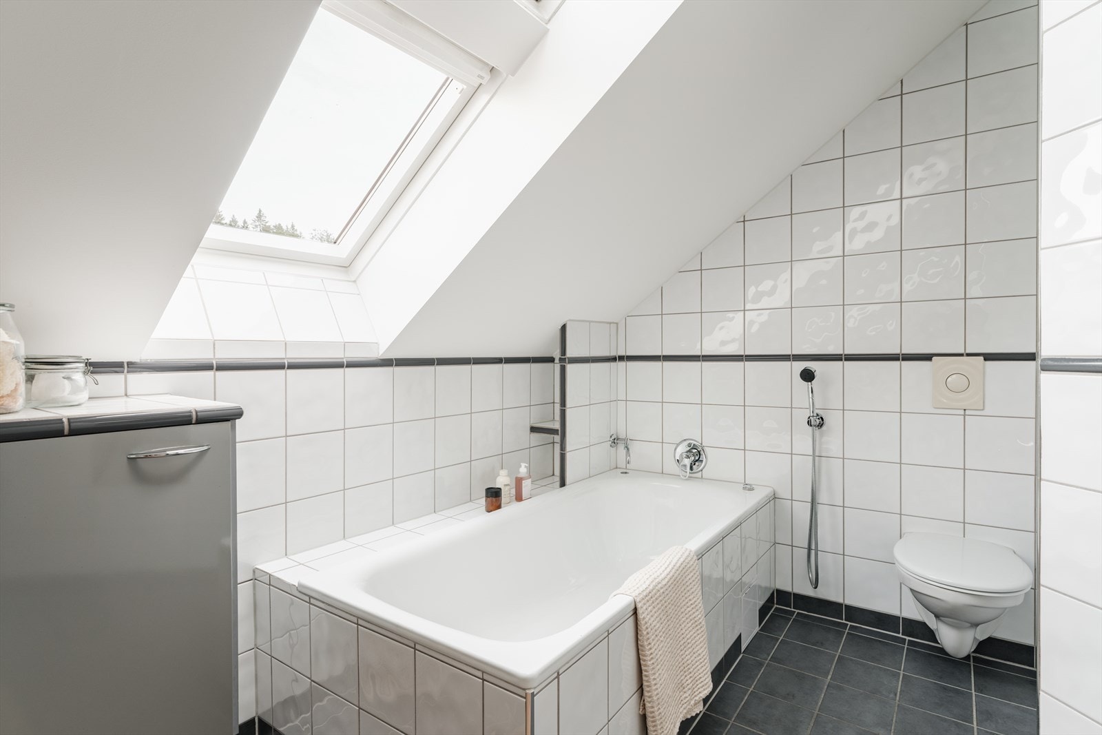 Begge badene har vannbåren gulvvarme. Galleribilde