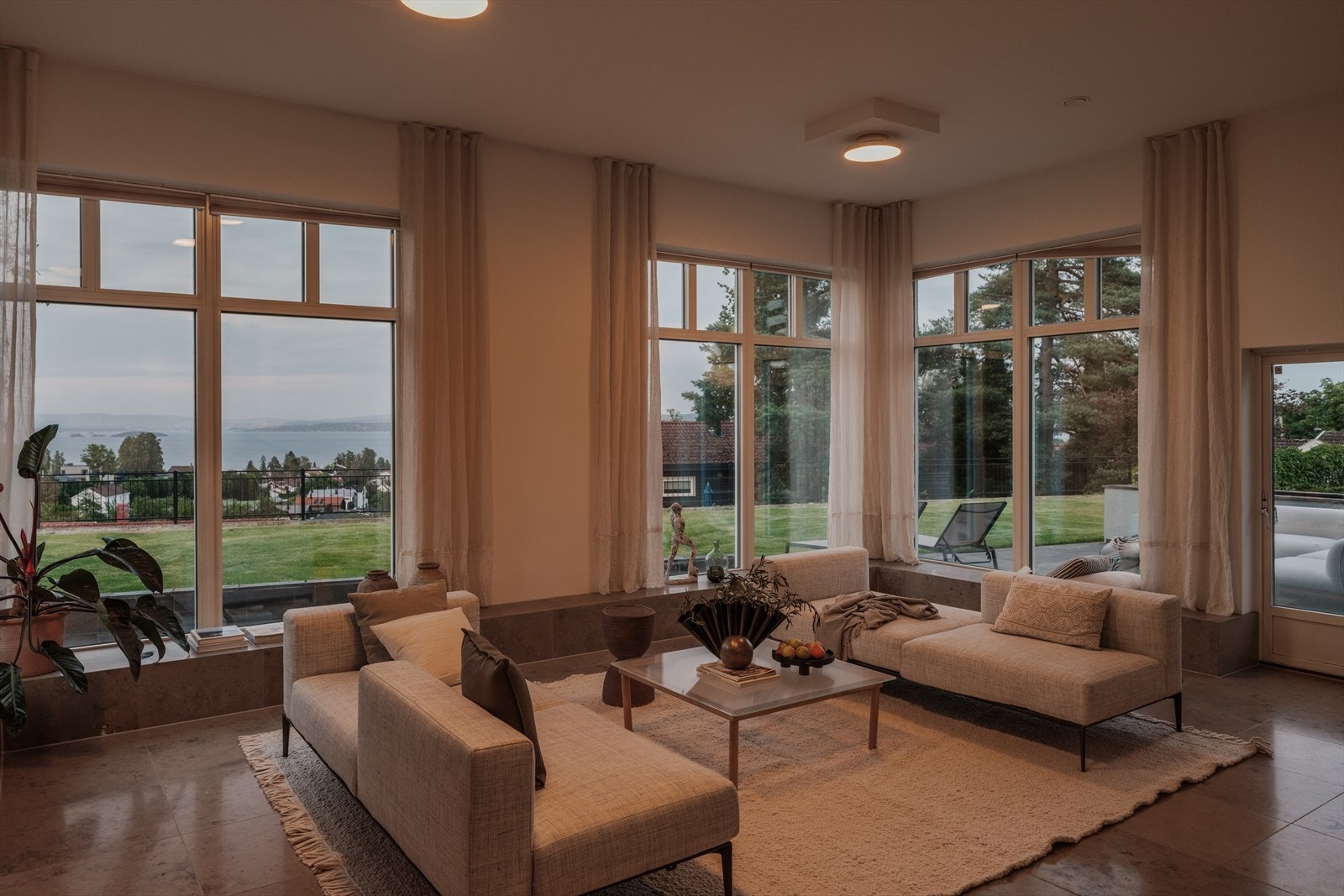 Moderne stue med stilrene detaljer og god plass til både hverdag og sosiale sammenkomster. Galleribilde