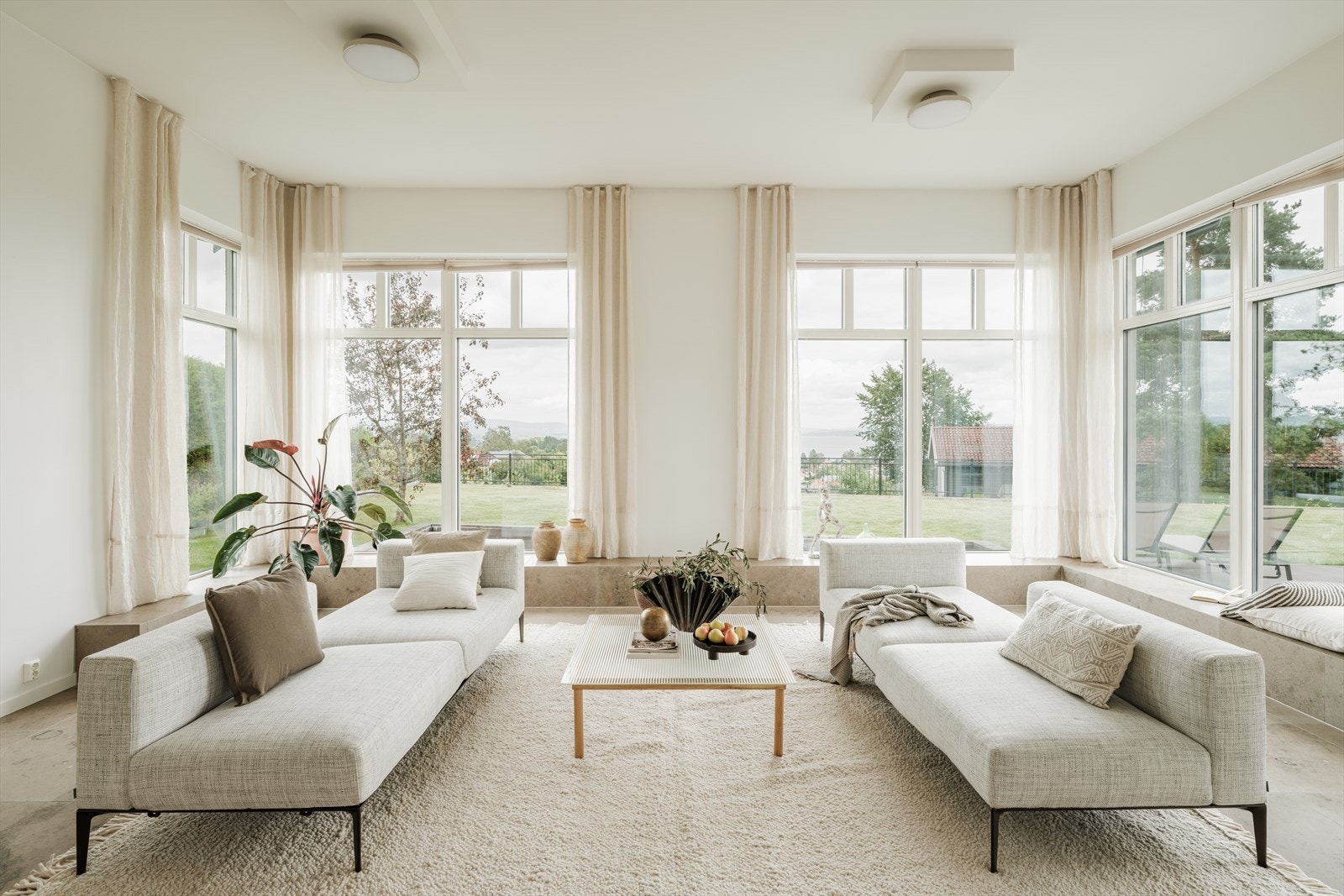 Hovedstuen er romslig og lett å møblere med plass til stor sofagruppe, spisebord og oppbevaringsmøbler. Galleribilde