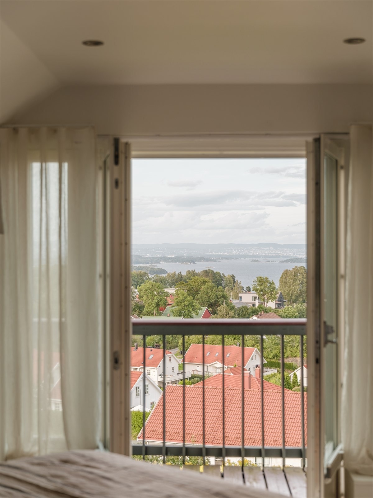 Hovedsoverommet har også eget bad og utgang til balkong med flott fjordutsikt. Galleribilde