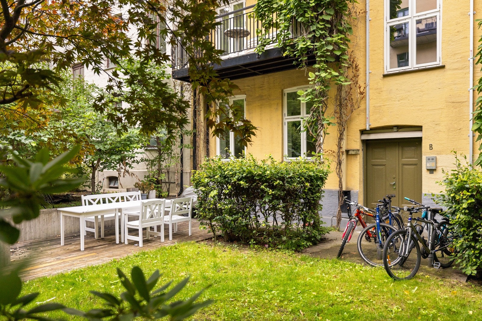 Bakgården er en del av det flotte Aurorakvartalet, med frodig beplantning og sittegrupper. Galleribilde