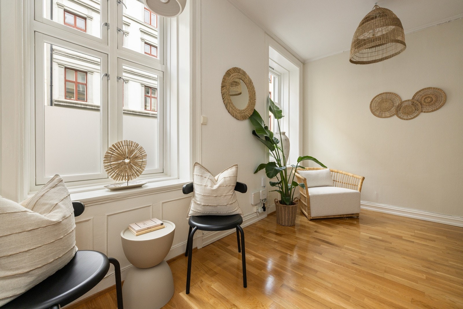 De store vindusflatene slipper inn rikelig med dagslys. I kombinasjon med generøs takhøyde oppleves stuen som lys og luftig. Galleribilde