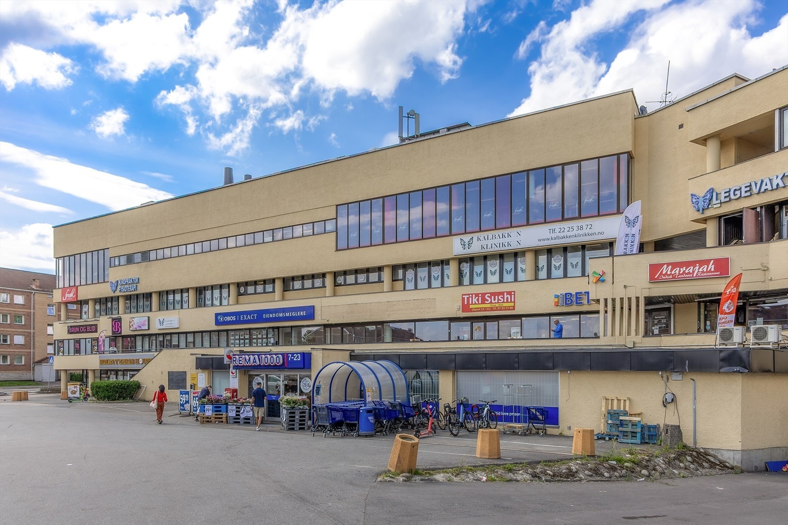 Bare ca 700 meters gange til Kalbakken Shopping, som tilbyr et rikt utvalg butikker, spisesteder og viktige tjenester rett i nabolaget Galleribilde