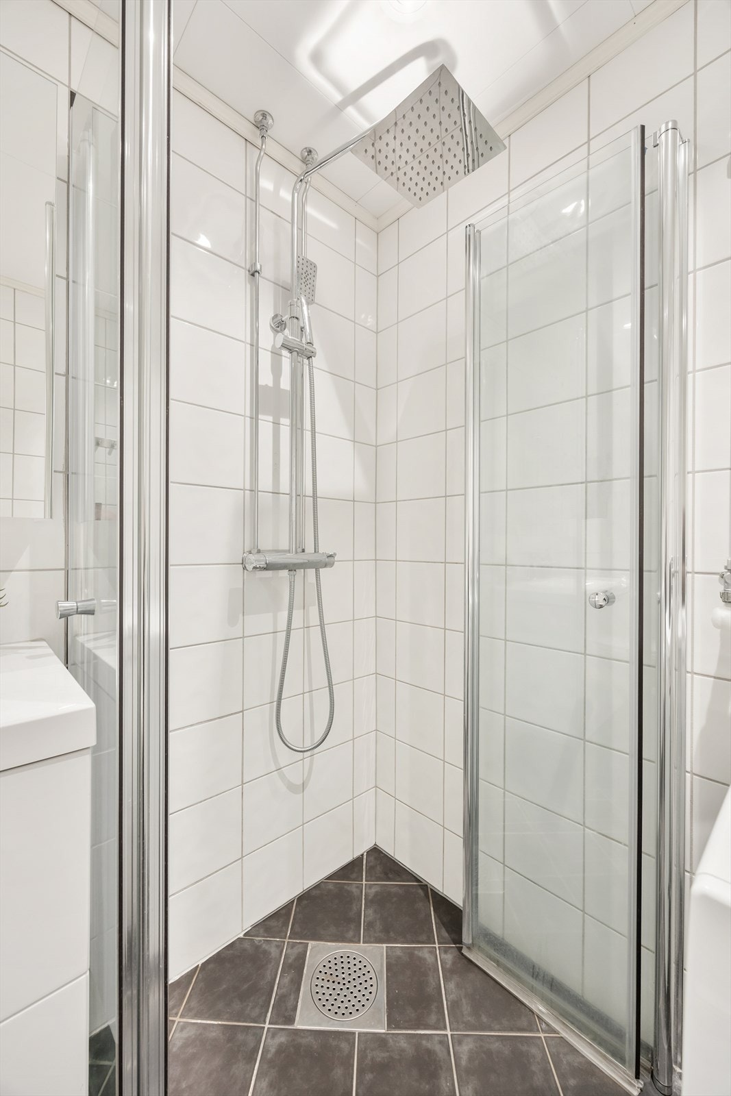 Det er opplegg og plass til både vaskemaskin og tørketrommel på badet Galleribilde