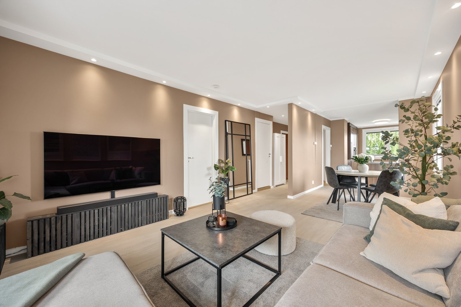 I stuen er det plass til både sofagruppe og spisebord Galleribilde