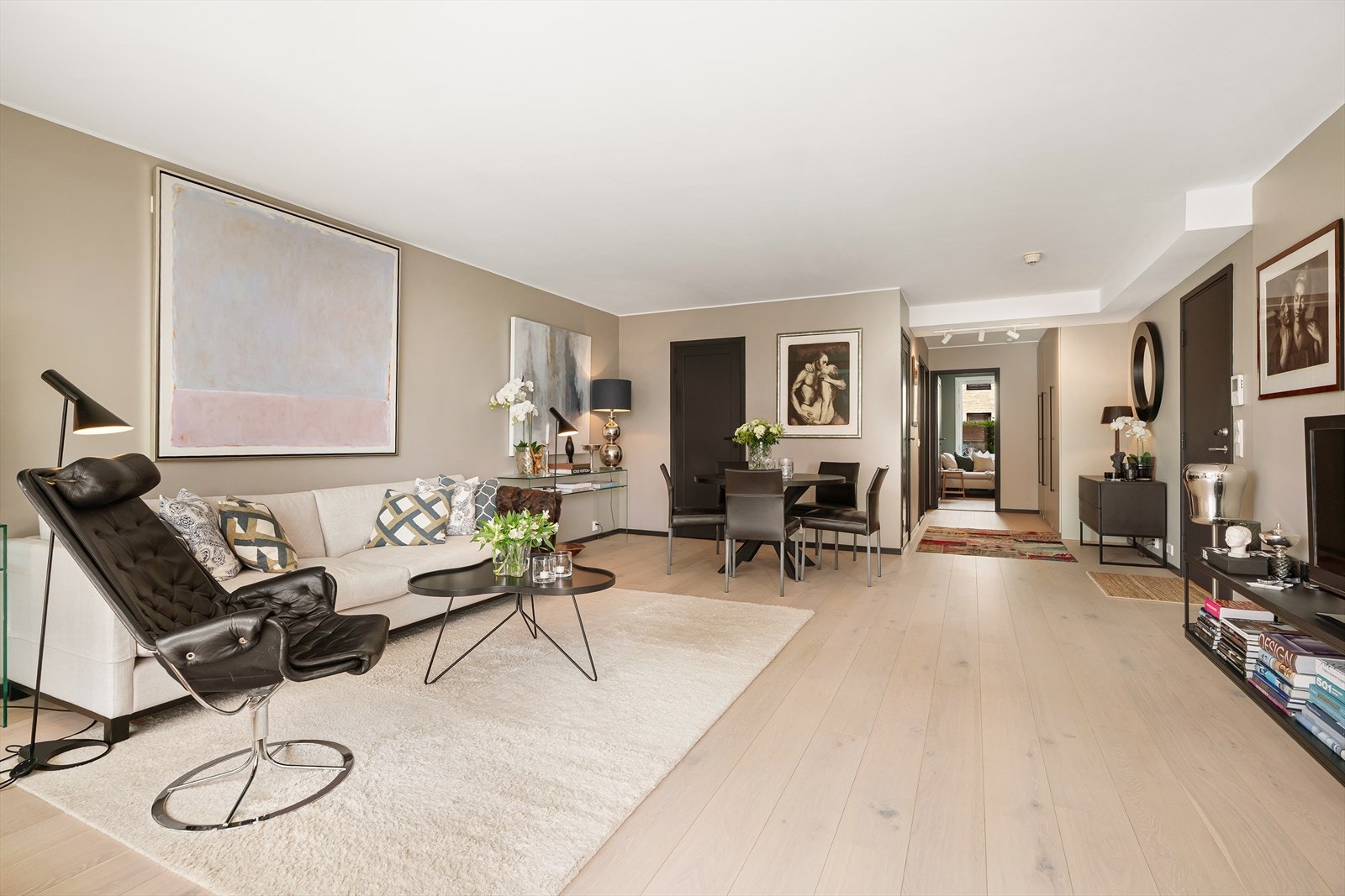 Stuen er romslig med plass til stor sofagruppe og spisegruppe. Galleribilde