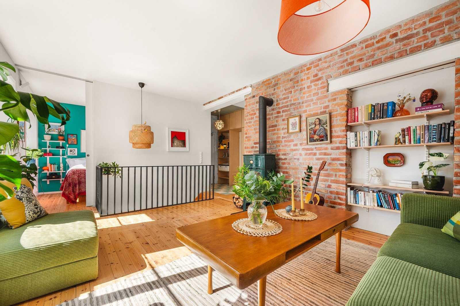 Det er flere originale og lekre detaljer i boligen, som originale tregulv, kontrastvegg i mur, god takhøyde (målt til 2.76 m) og brede vinduskarmer som skaper et gjennomført uttrykk. Galleribilde