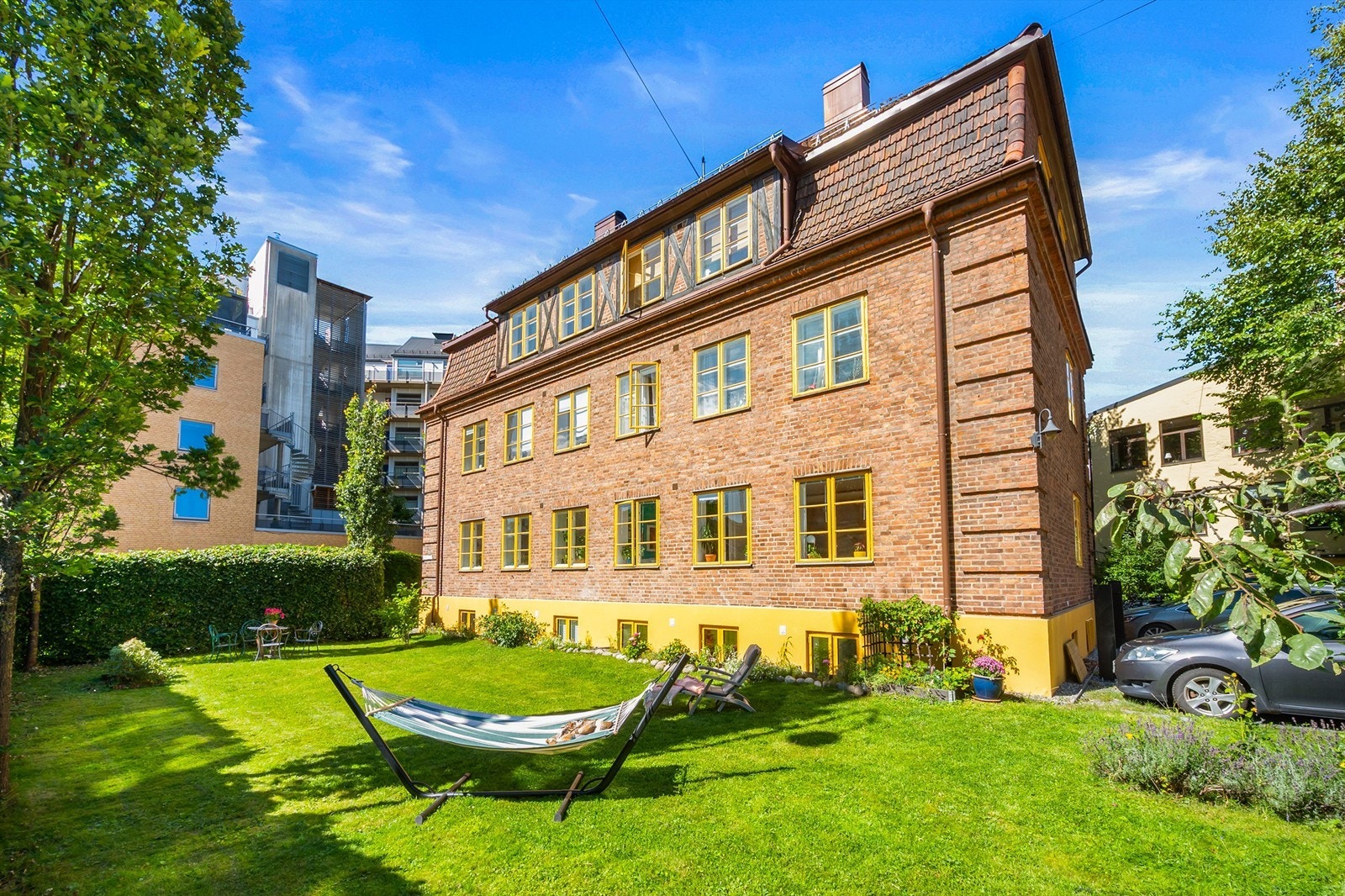 Boligen er en engelsk murervilla fra 1925 og er tegnet av arkitekt Carl Michalsen. Huset bærer på mye historie og ble bygget som tjenesteboliger for fengselsbetjenter på Botsen. Galleribilde