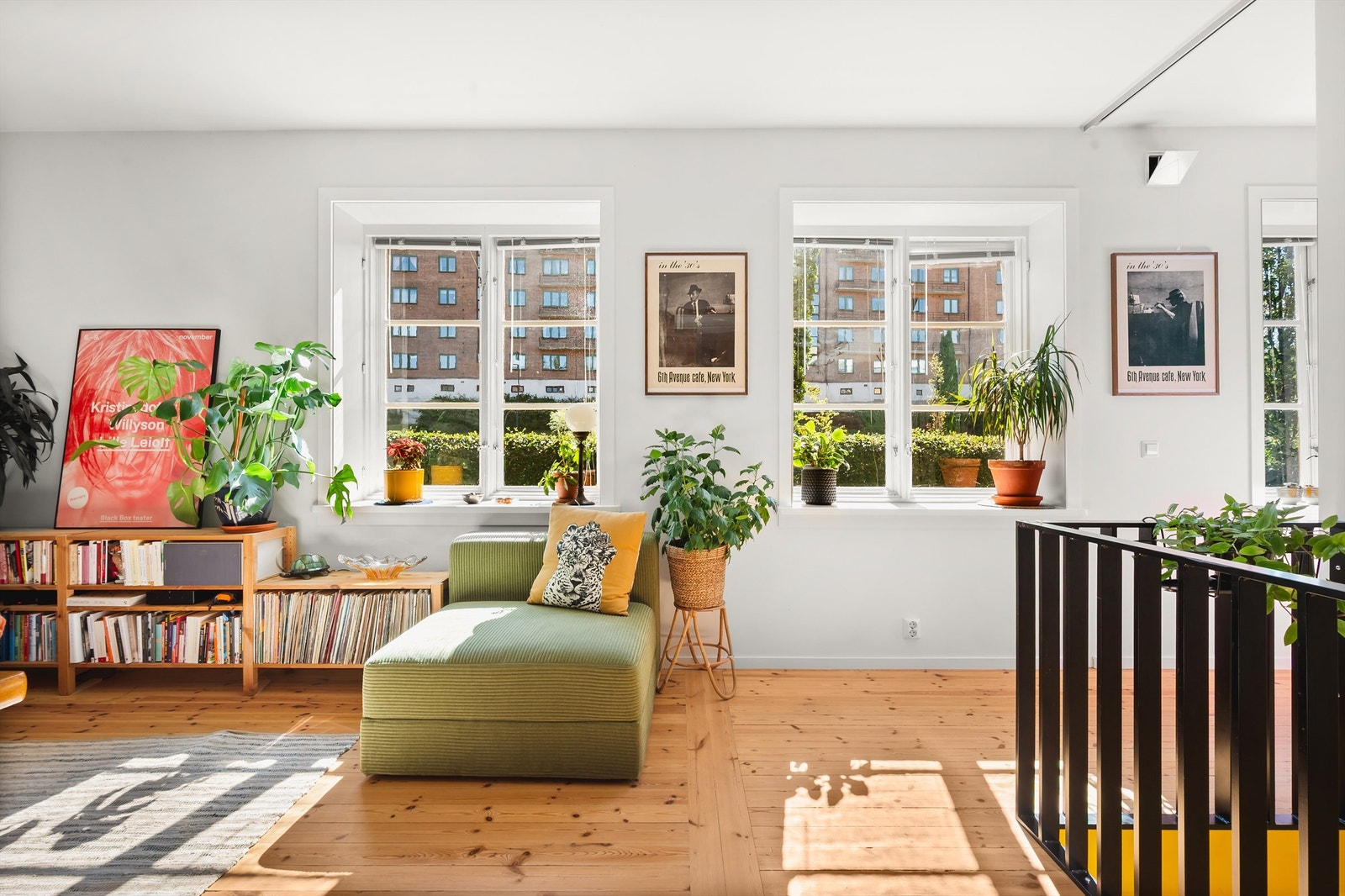 Sammen med de store vindusflatene og den gode planløsningen oppleves stuen romslig med god plass til spisebord, sofagruppe, tilhørende salongbord og tv-seksjon. Galleribilde