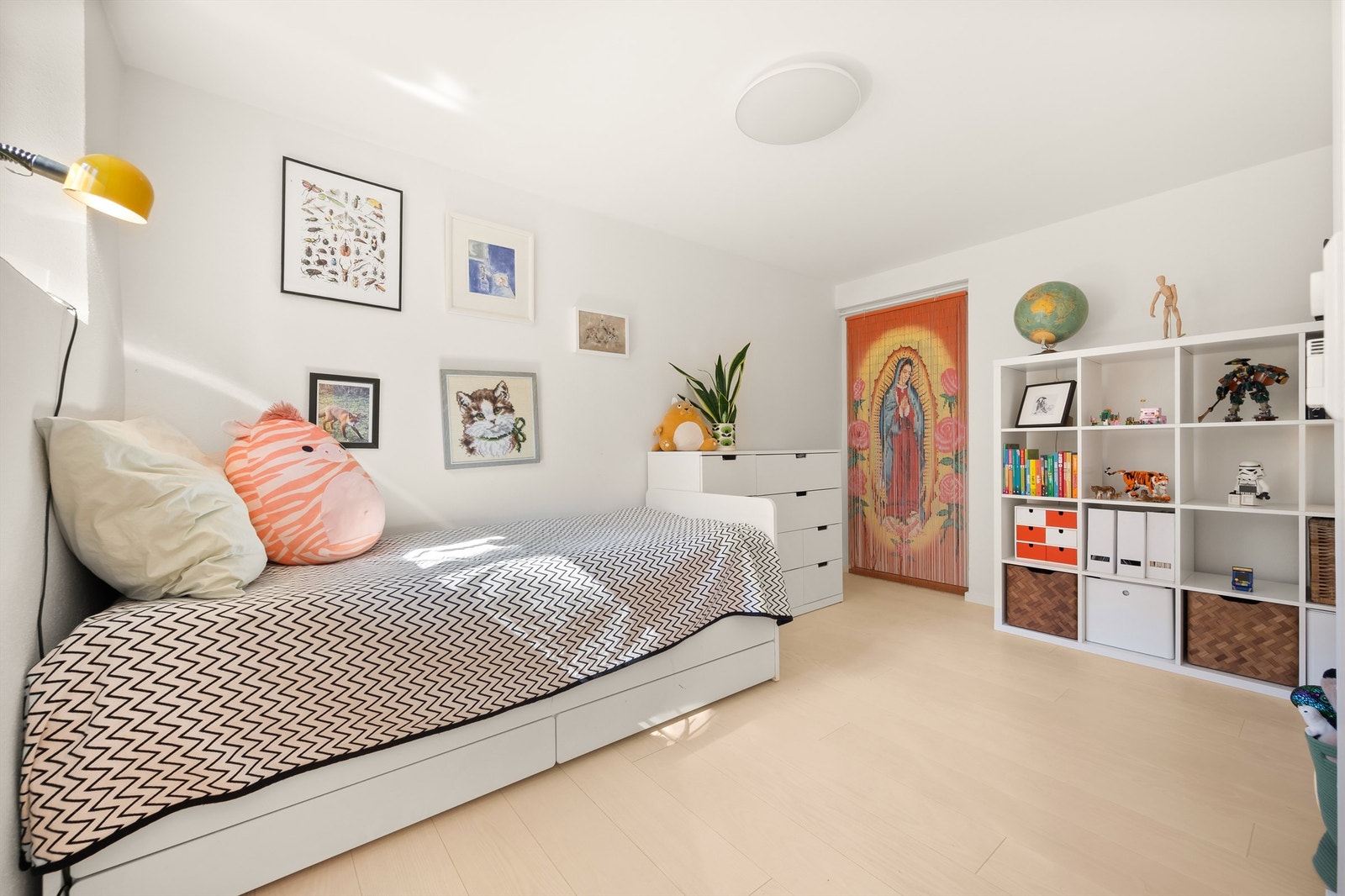 Det er direkte adkomst inn til kjeller og boder fra det ene soverommet med egen dør. Galleribilde