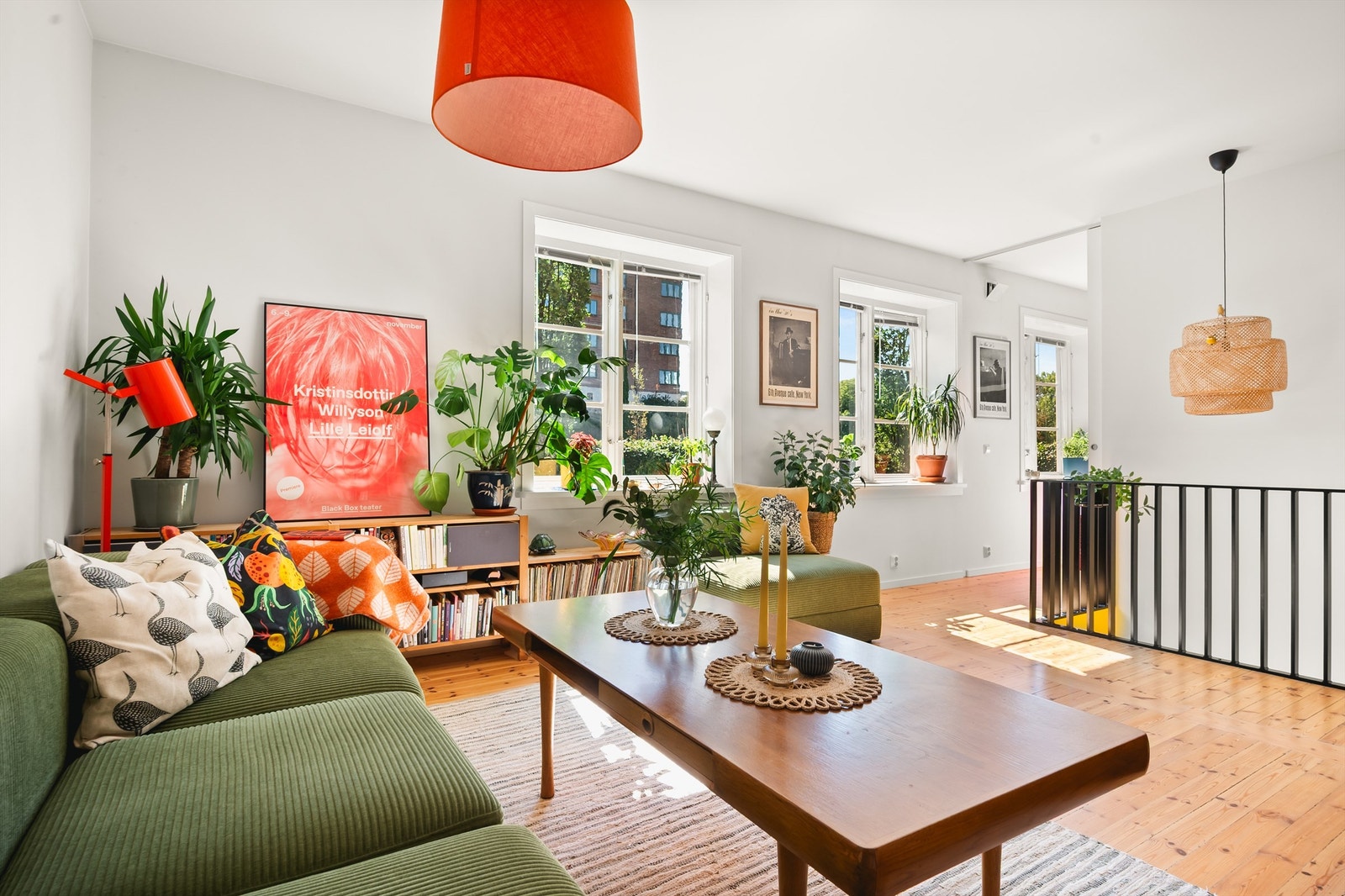 En innholdsrik og sjarmerende townhouseleilighet over to plan med god intern beliggenhet i Jordal Hageby. Galleribilde