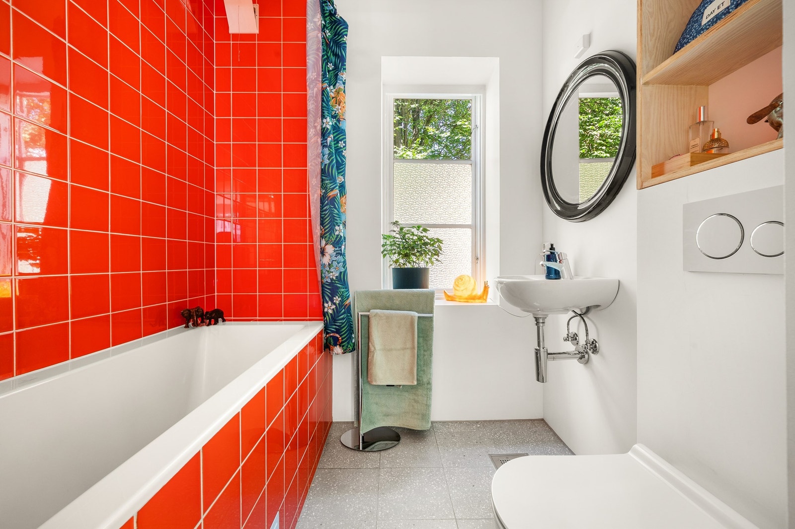 Pent flislagt baderom fra 2018 med gulvvarme og himling med malte plater. Galleribilde