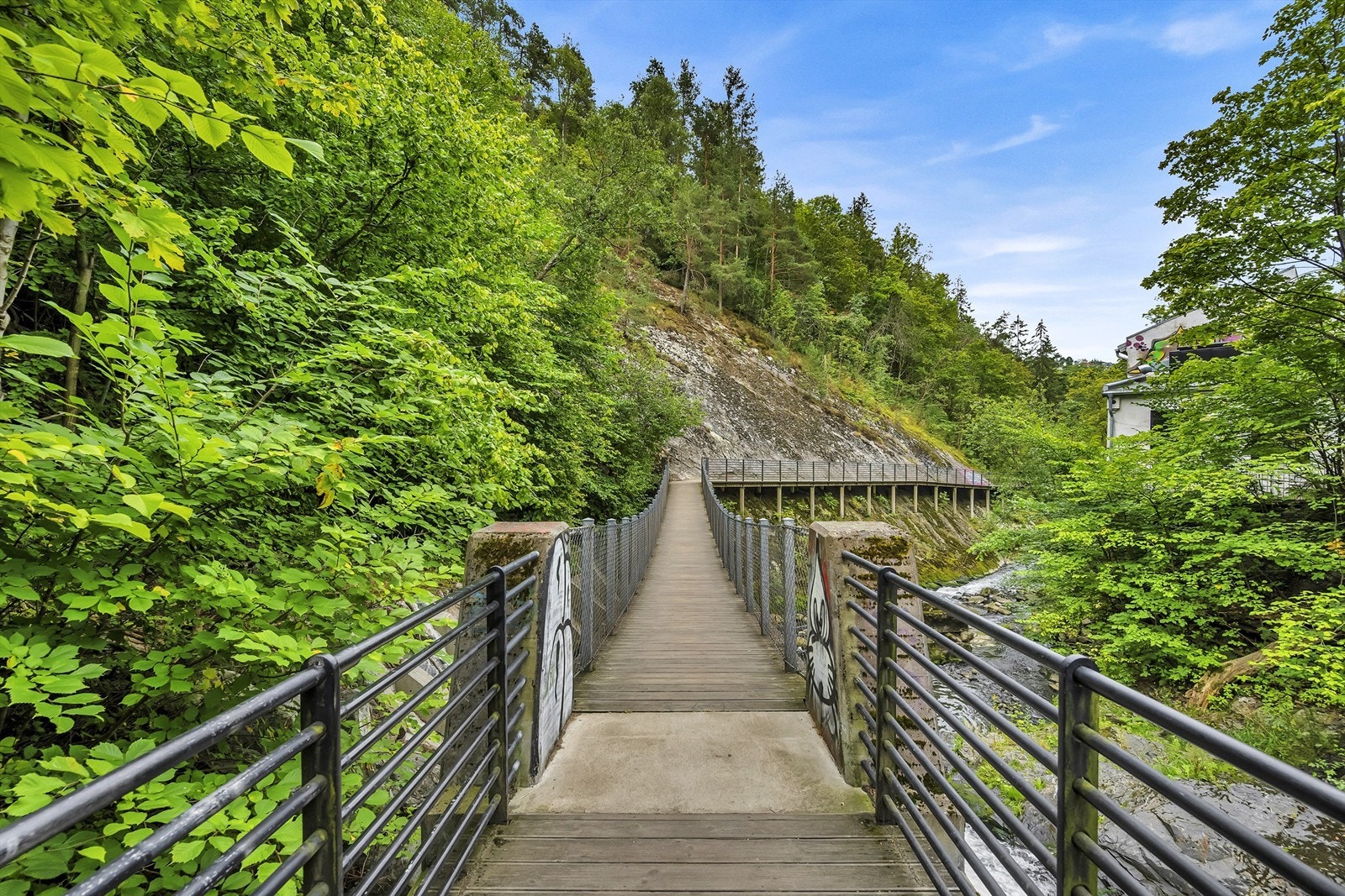 Fra boligen er det også gangavstand til Kampen Park, Tøyenparken og Svartdalsparken som byr på en fantastisk tursti langs alnaelva. Galleribilde