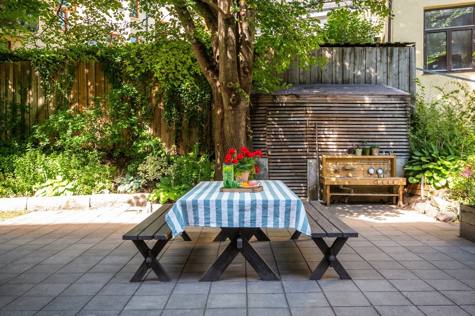 Svært barnevennlige uteområder som inviterer til lek og hyggelige samlinger. Galleribilde