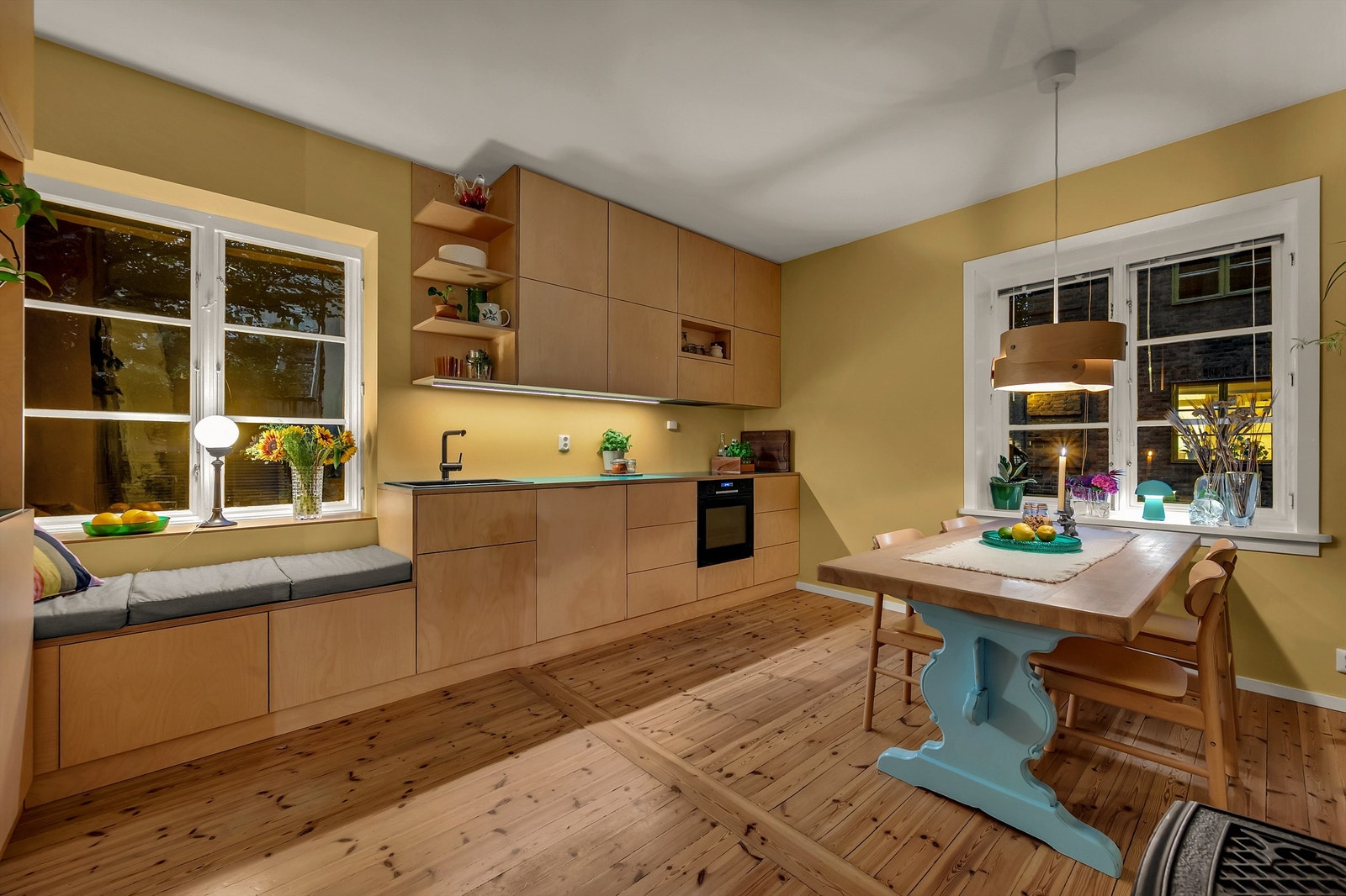 Kjøkkenet er tegnet av Kappland Arkitekter og skreddersydd av Møbelsnekkerne AS. Galleribilde