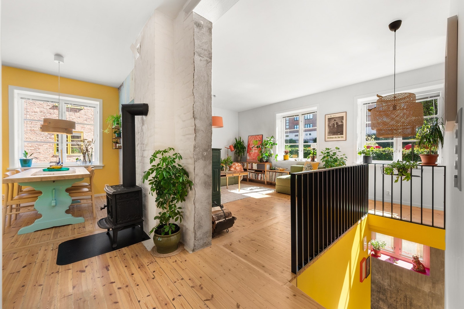 Boligen har en lys og gjennomgående planløsning med generøs takhøyde samt svært gode lysforhold fra store vindusflater. Galleribilde