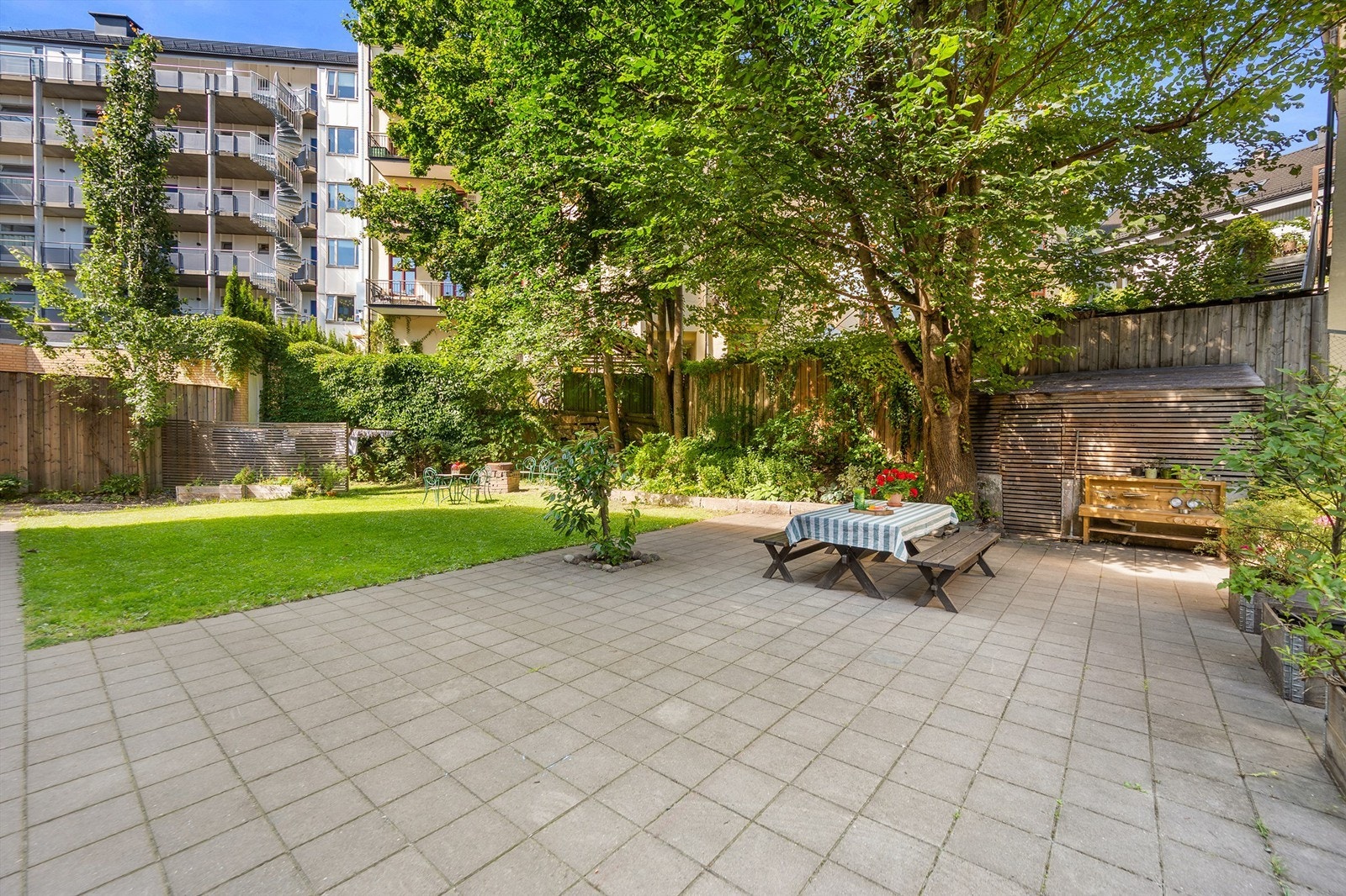 Fellesområdene er solrike - her kan du flytte deg rundt boligen alt etter hvor solen befinner seg. Galleribilde