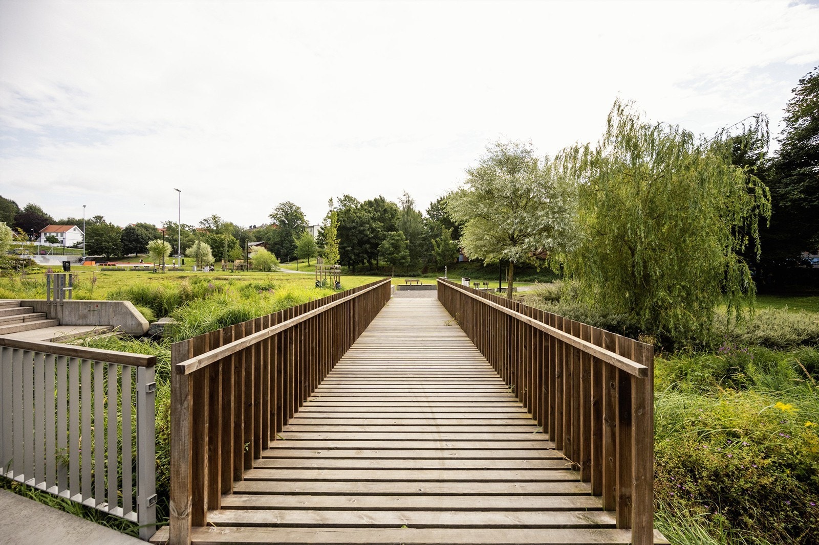 Jordalparken er nærmeste nabo og består av kunstgressbane, skøytehall, amerikansk fotballbane, lekeplass og skateanlegg. Galleribilde