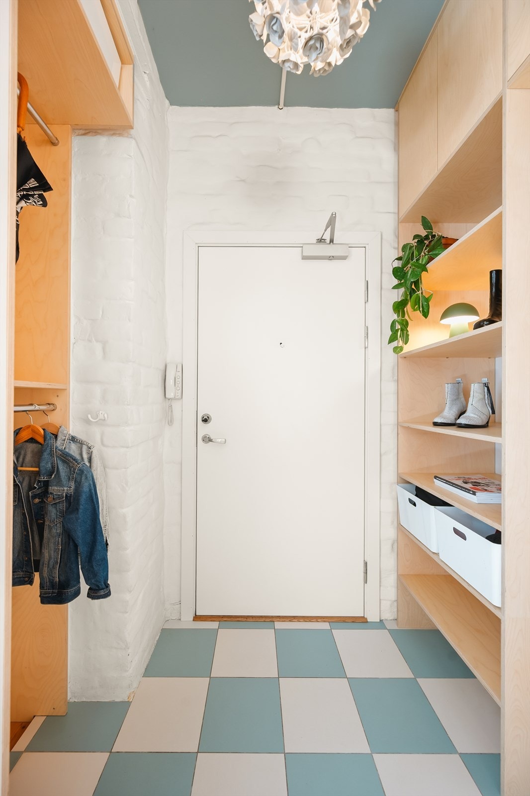 Gulvet er pent flislagt med gulvvarme - noe som er svært familievennlig. Galleribilde