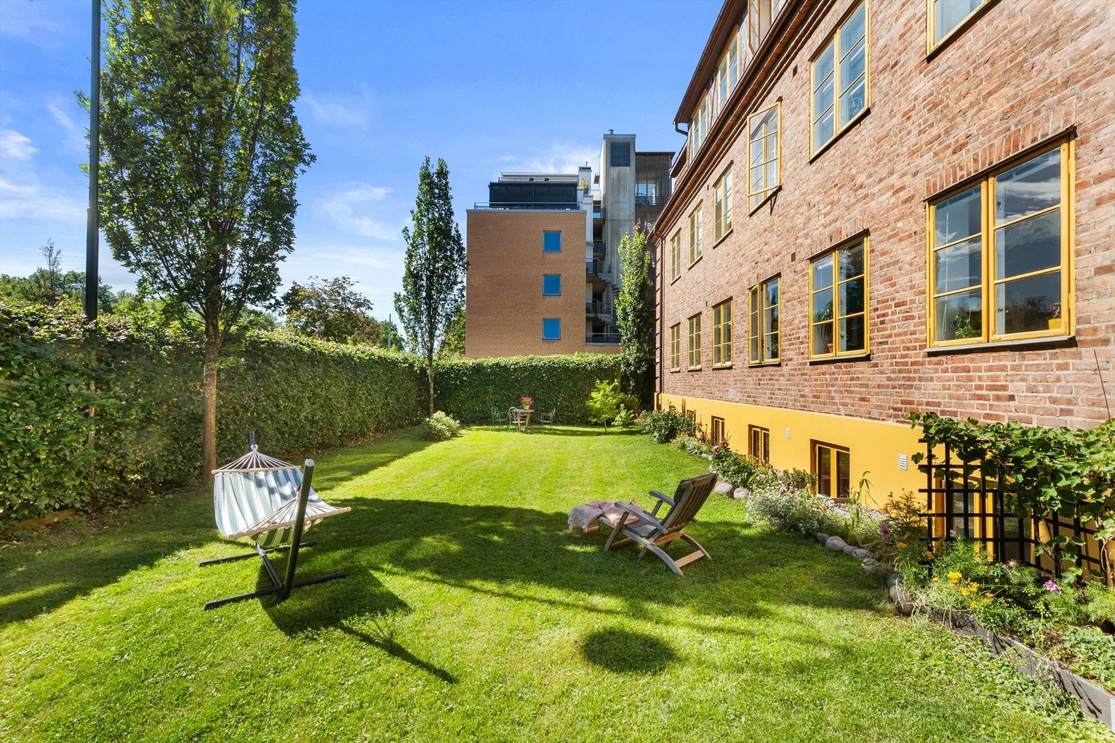 Det er enkelt å invitere over til sosiale sammenkomster i hagen - nabolaget er svært hyggelig og sosialt! Galleribilde