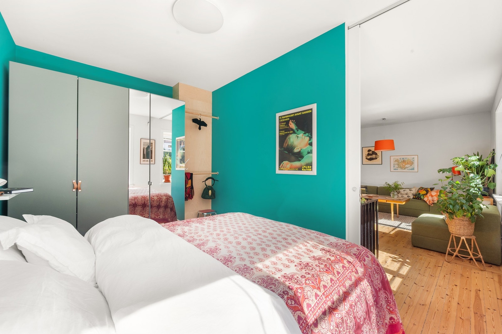 Rikelig med oppbevaringsplass i garderobeskap. Galleribilde