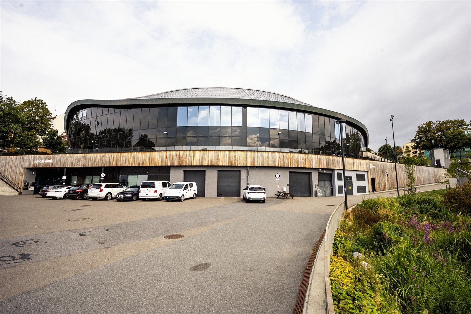 Jordal Amfi er hjemmebanen til Vålerenga Ishockey og sto ferdig i 2020. Like ved finner vi også Jordal flerbrukshall og Jordal ungdomshall for de aktive. Galleribilde