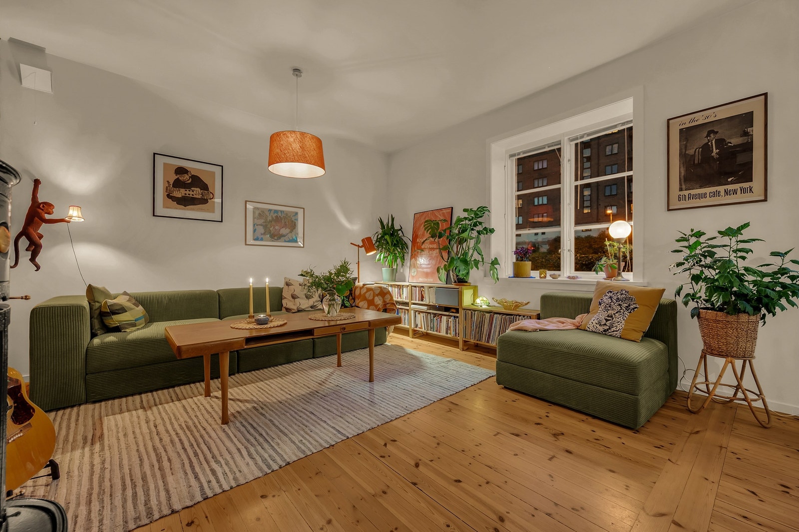 Stuen ligger i en høy førsteetasje som sørger for ingen innsyn samt en hyggelig utsikt over grønne fellesområder rett utenfor boligen. Galleribilde