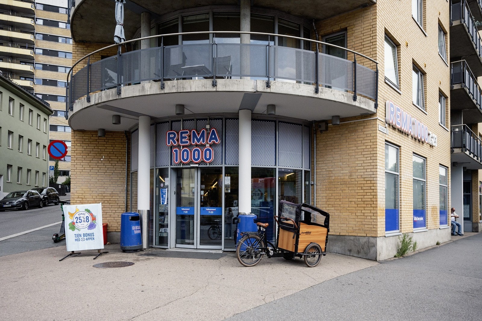 Dagligvarehandelen kan enkelt gjøres på Rema 1000 som ligger i umiddelbar nærhet. Flere dagligvarebutikker innen gangavstand som Coop Extra, Coop Prix og Bunnpris. Galleribilde